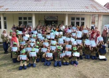 Senator Sumsel, Ratu Tenny Leriva, Salurkan Bantuan PIP ke 65 Siswa di Ogan Ilir