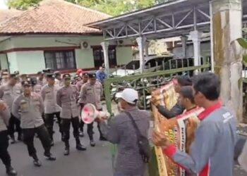 Dede Keluarga Korban Dugaan Kelalaian Puskesmas Leuwidamar Ngaku Tak Terima Ibunya Meninggal : Kami Akan Demo Lebih Besar, Bila Perlu Hingga Ke Pusat
